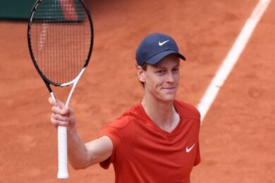 Roland Garros, Sinner battuto da Alcaraz al quinto set. Lo spagnolo in finale