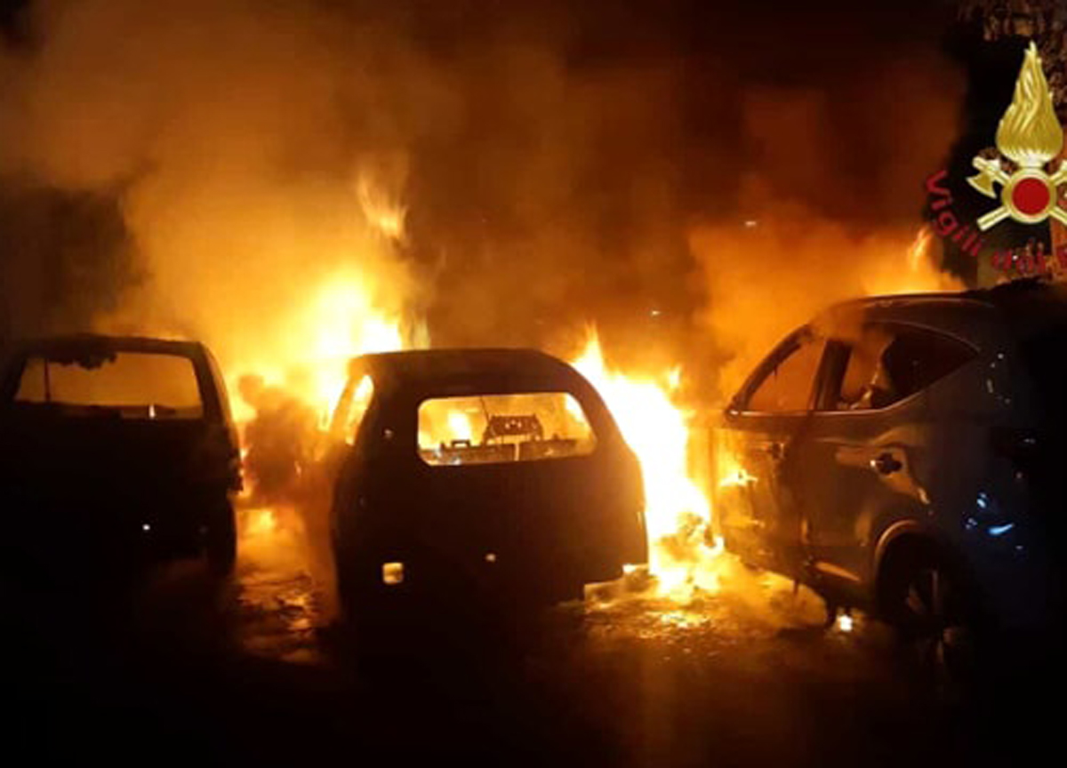 Tor Bella Monaca, 14 auto in fiamme nella via dello spaccio: indaga la Polizia