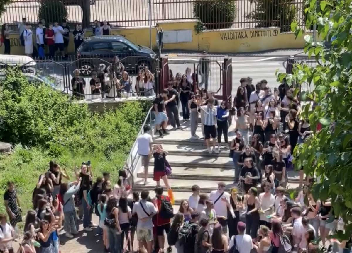 La più desiderata al liceo Visconti finisce col 6 in condotta. E Telefono Rosa