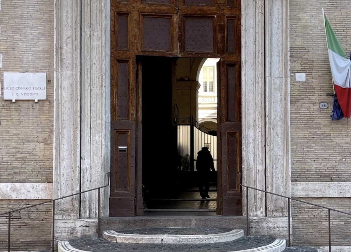La più desiderata al liceo Visconti finisce col 6 in condotta. E Telefono Rosa