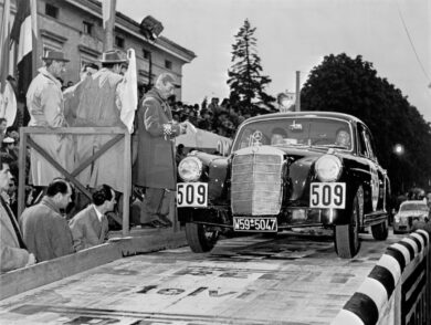 Il team Mercedes Classic Works scalda i motori per la 1000 Miglia 2024