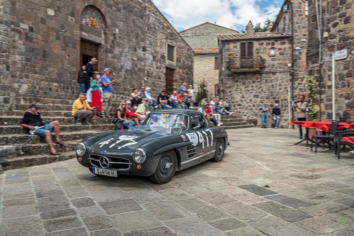Il team Mercedes Classic Works scalda i motori per la 1000 Miglia 2024