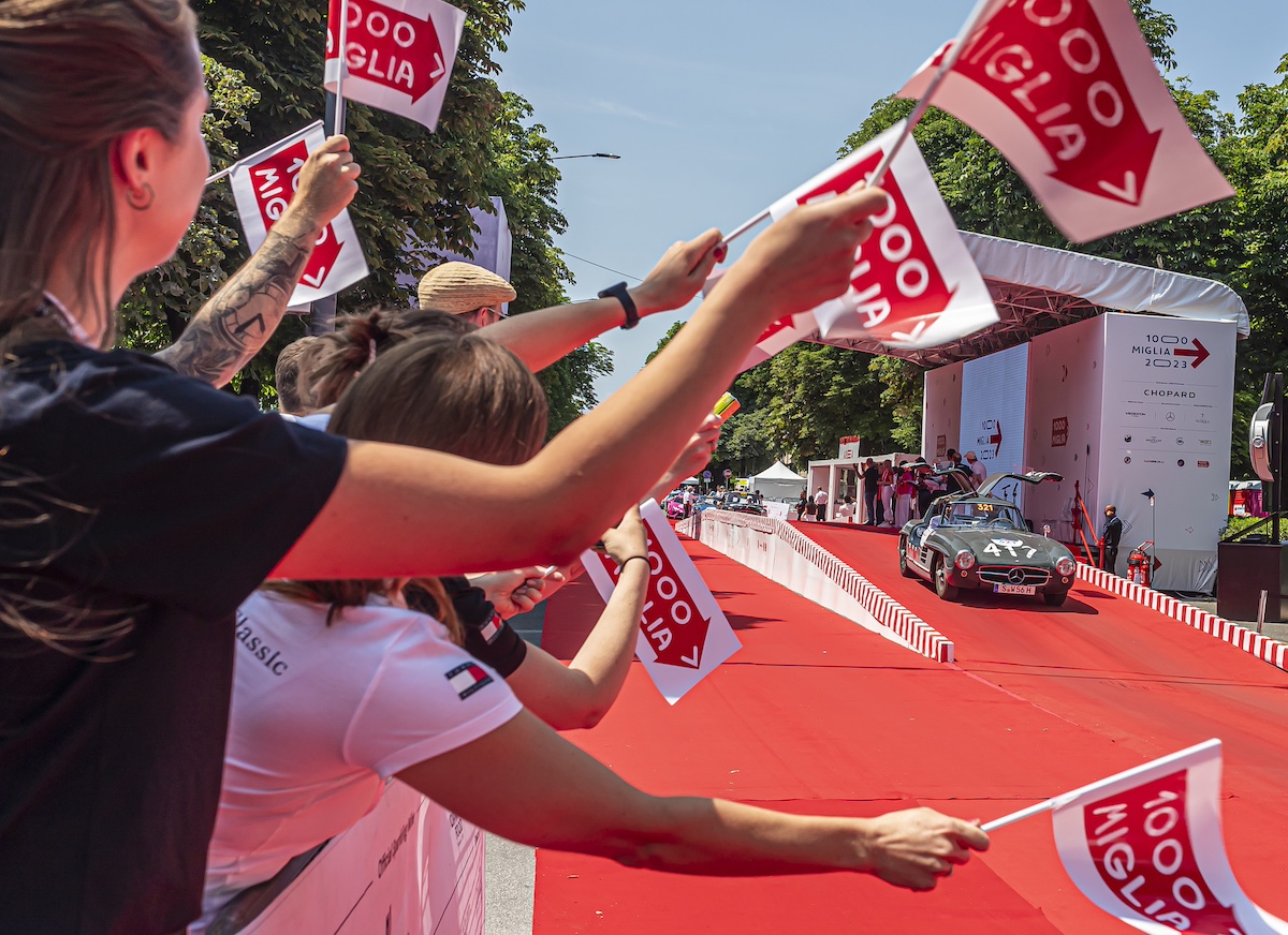 Il team Mercedes Classic Works scalda i motori per la 1000 Miglia 2024