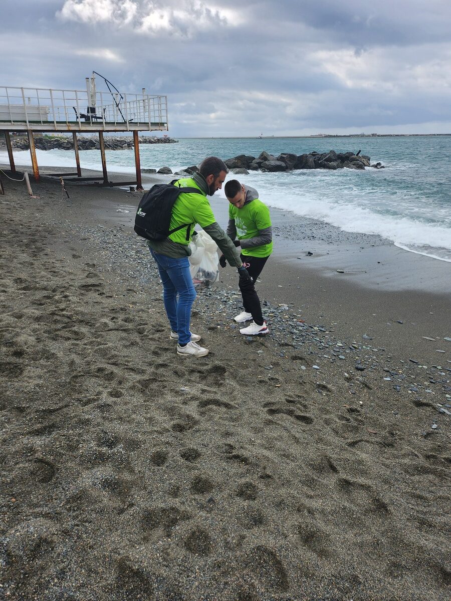 Galleria foto 'Sacchi e Worldrise: iniziative di beach cleaning sulle spiagge liguri' - foto 4