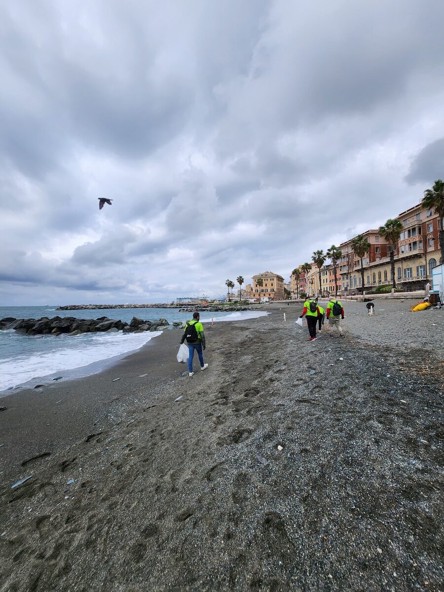 Galleria foto 'Sacchi e Worldrise: iniziative di beach cleaning sulle spiagge liguri' - foto 3
