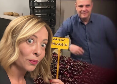 Meloni e la ciliegia: “Che varietà è?”, il fruttivendolo: “Giorgia”. La gag