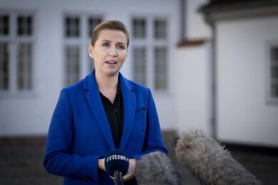 Danimarca: premier Frederiksen presa a pugni a Copenaghen, “scioccata”