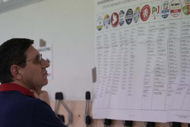 Elezioni europee instant poll alle 23: affluenza bassa, chi spera e chi trema