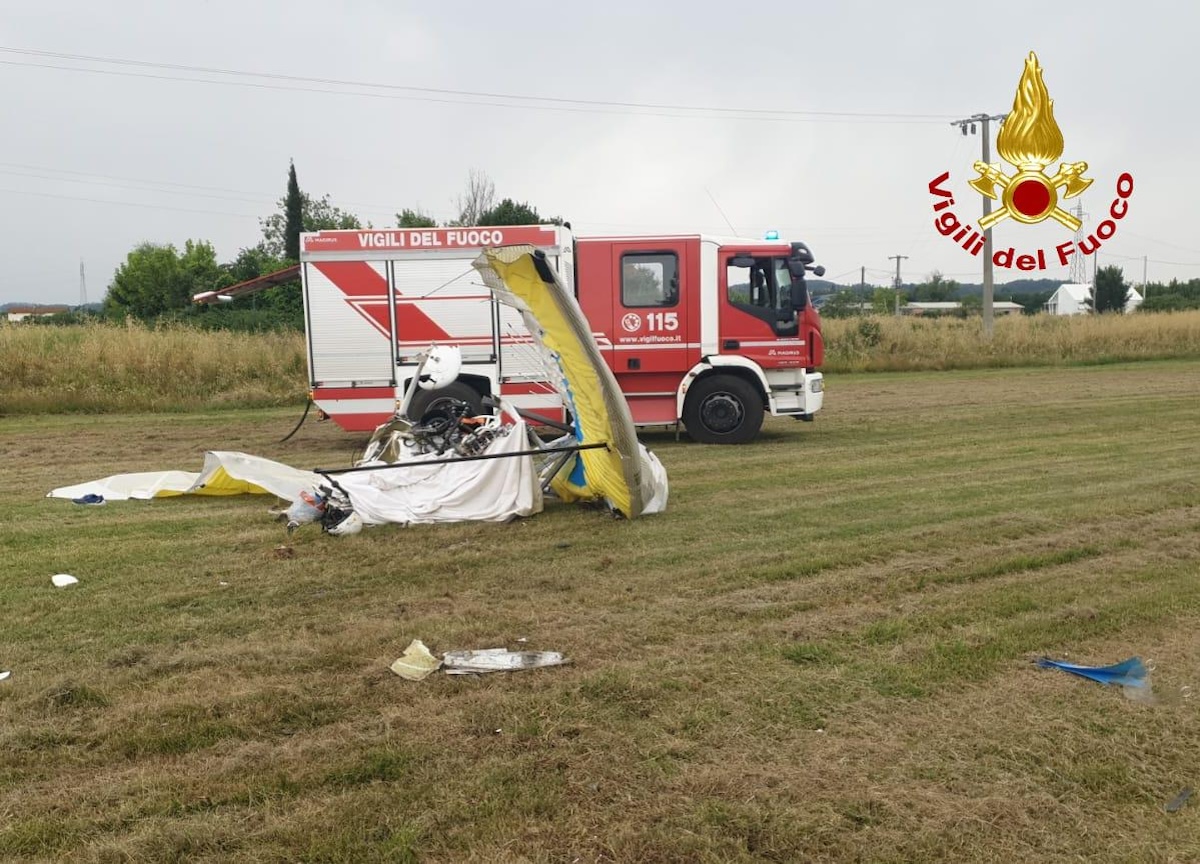 Un volo in deltaplano finisce in tragedia, due morti a Pisa. FOTO Un volo in deltaplano finisce in tragedia, due morti a Pisa. FOTO