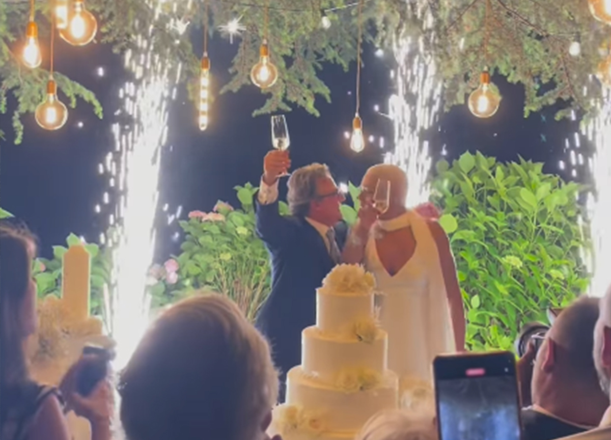Elodie, al matrimonio della mamma Claudia manca Iannone. È un segnale? FOTO