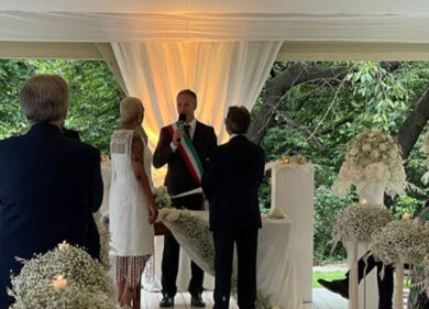 Elodie, al matrimonio della mamma Claudia manca Iannone. È un segnale? FOTO