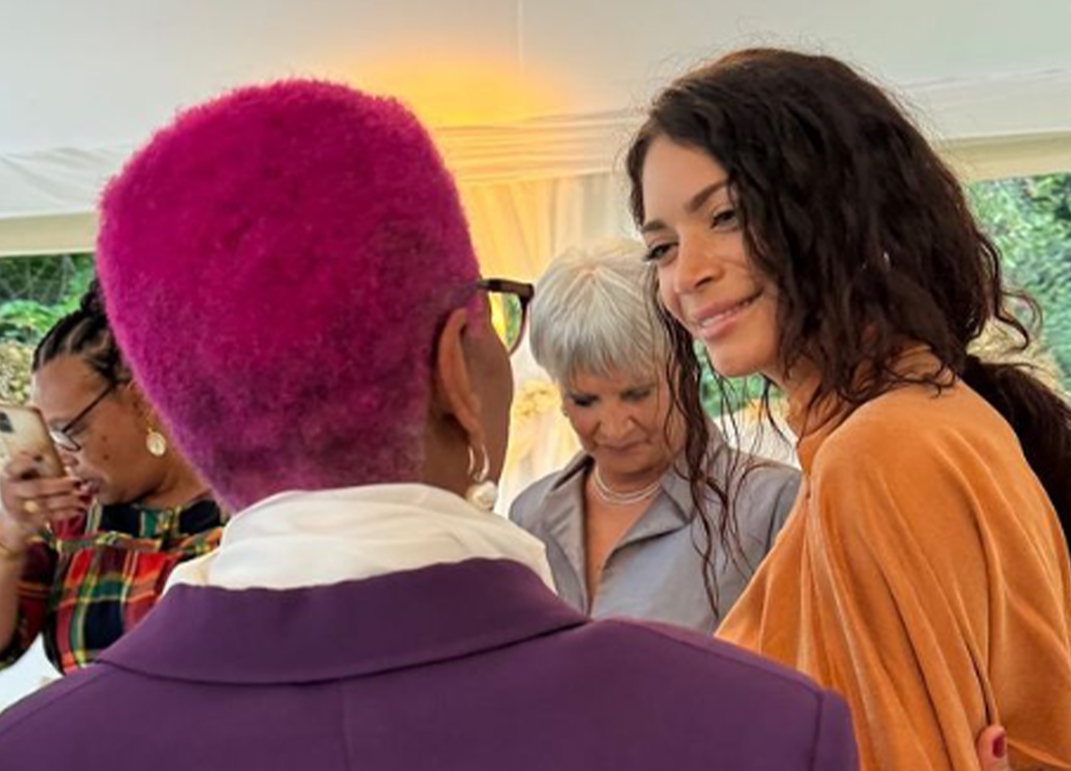 Elodie, al matrimonio della mamma Claudia manca Iannone. È un segnale? FOTO