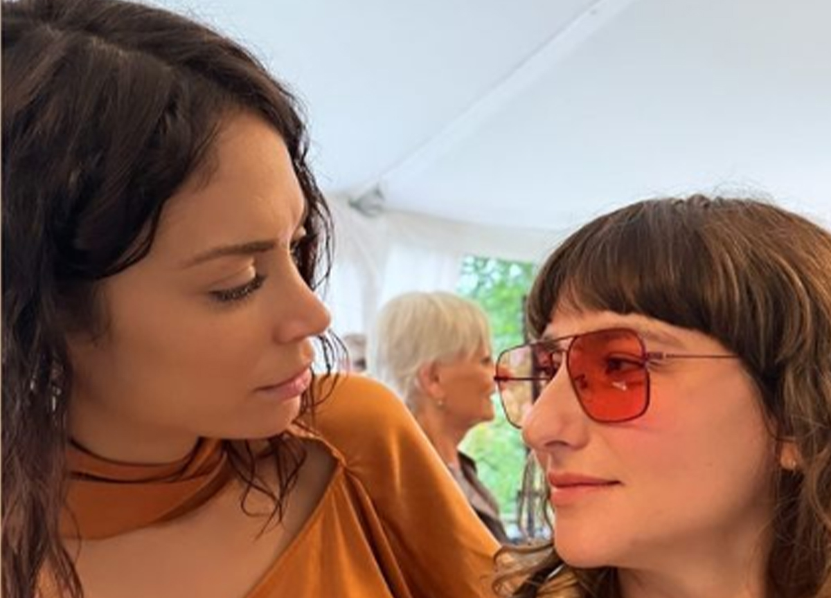 Elodie, al matrimonio della mamma Claudia manca Iannone. È un segnale? FOTO