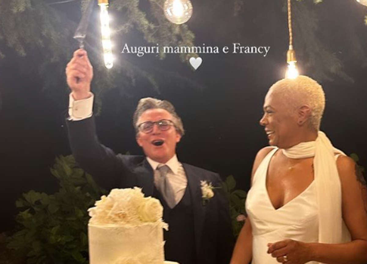 Elodie, al matrimonio della mamma Claudia manca Iannone. È un segnale? FOTO