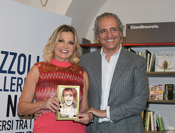 Simona Ventura si sposa e sull’invito compare l’iban. Scoppia la polemica