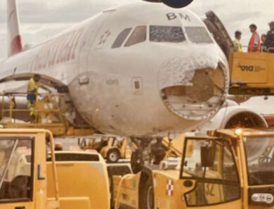 Paura sul volo Austrian Airlines: muso e parabrezza distrutti dalla grandine