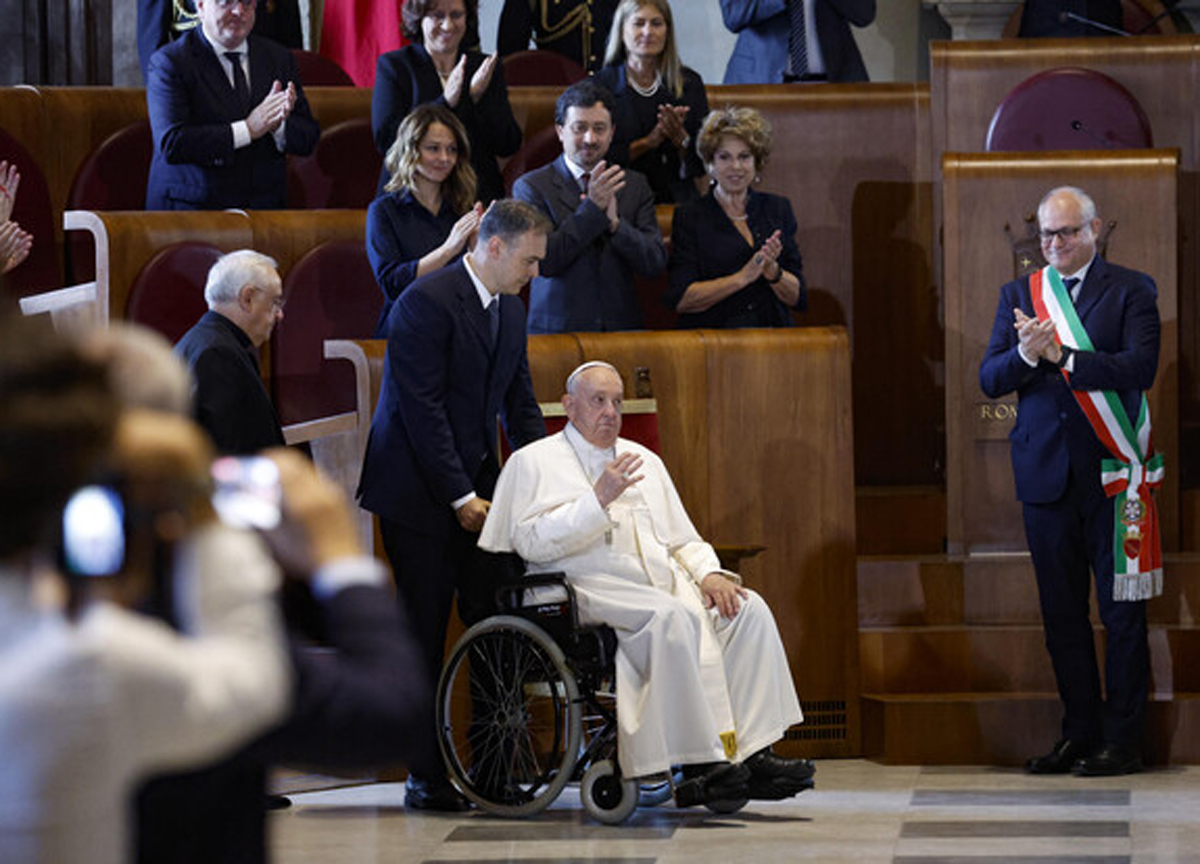 Papa Francesco in Campidoglio, appello ai romani: “Pregate per me e per Roma” Papa Francesco in Campidoglio, appello ai romani: “Pregate per me e per Roma”