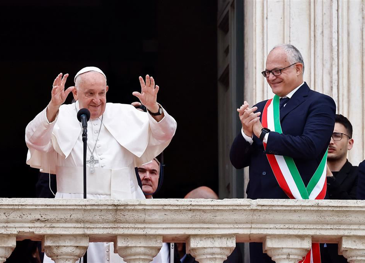 Papa Francesco in Campidoglio, appello ai romani: “Pregate per me e per Roma” Papa Francesco in Campidoglio, appello ai romani: “Pregate per me e per Roma”