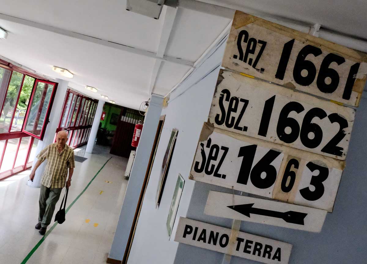 Elezioni Europee, 40 persone intrappolate in un seggio per il tilt informatico