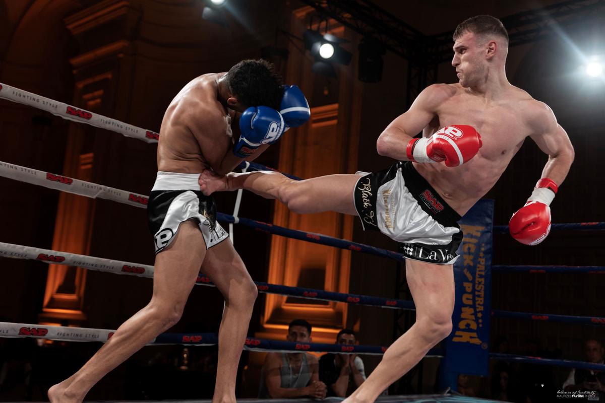 Georgian Cimpeanu tira un calcio