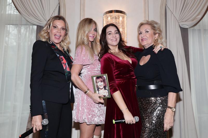 Simona Ventura si sposa e sull’invito compare l’iban. Scoppia la polemica