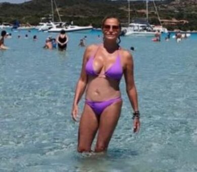 Simona Ventura si sposa e sull’invito compare l’iban. Scoppia la polemica