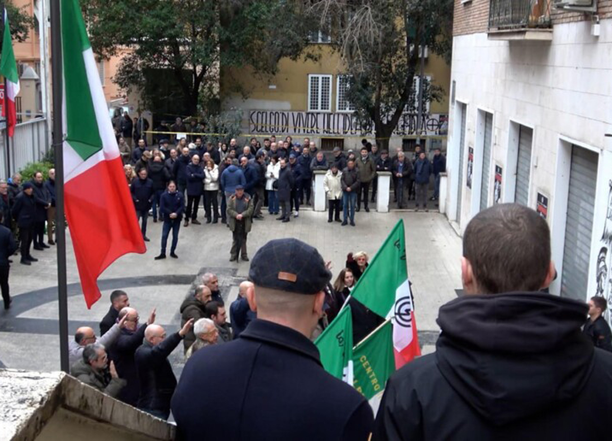 Saluto romano e svastiche al funerale di Alessia Augello: in 8 a processo Saluto romano e svastiche al funerale di Alessia Augello: in 8 a processo