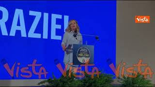 Europee, il laccio tricolore del cellulare di Meloni in conferenza stampa