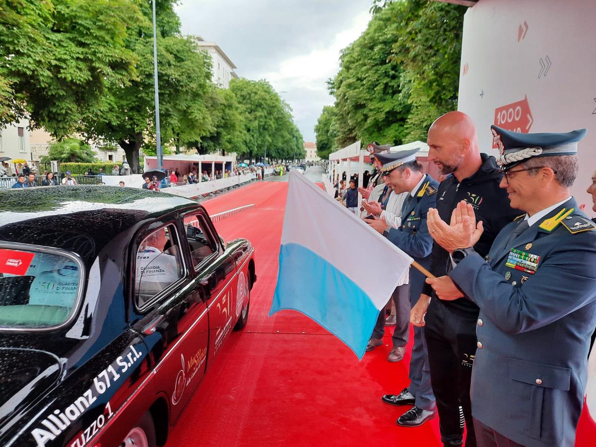 Mille Miglia. La Guardia di Finanza partecipa con due vetture storiche Mille Miglia. La Guardia di Finanza partecipa con due vetture storiche