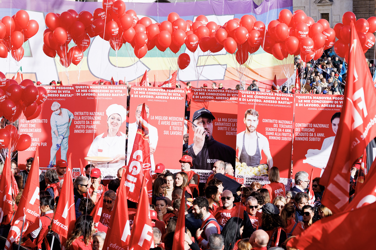 Roma Pride, la Cgil sfila con i movimenti Lgbtq+: “In piazza per i diritti” Roma Pride, la Cgil sfila con i movimenti Lgbtq+: “In piazza per i diritti”