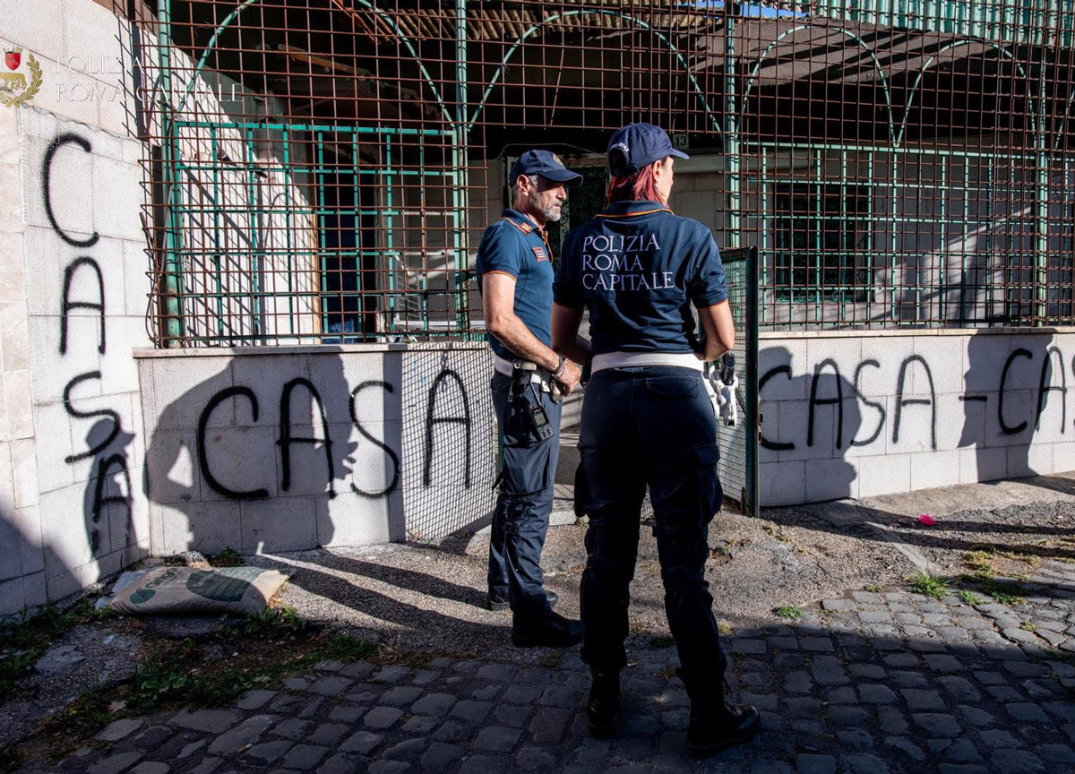 Casa con vista sulla Piramide Cestia sul terreno del Comune. La storia