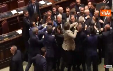 Autonomia, rissa alla Camera: Donno (M5s) a terra colpito da Iezzi (Lega)