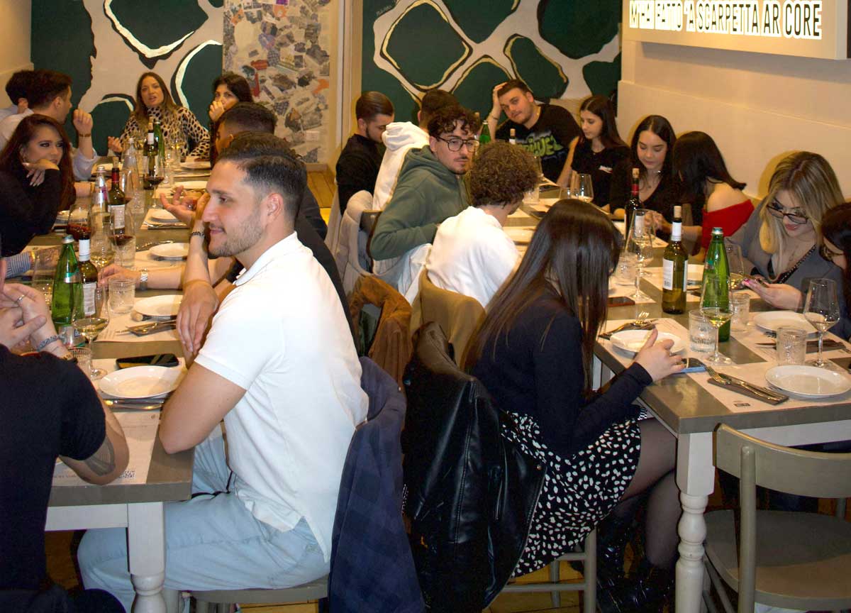 Metti una sera a cena con 40 sconosciuti: via dai social, mega gruppo su wap