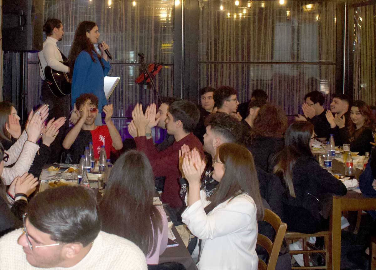 Metti una sera a cena con 40 sconosciuti: via dai social, mega gruppo su wap