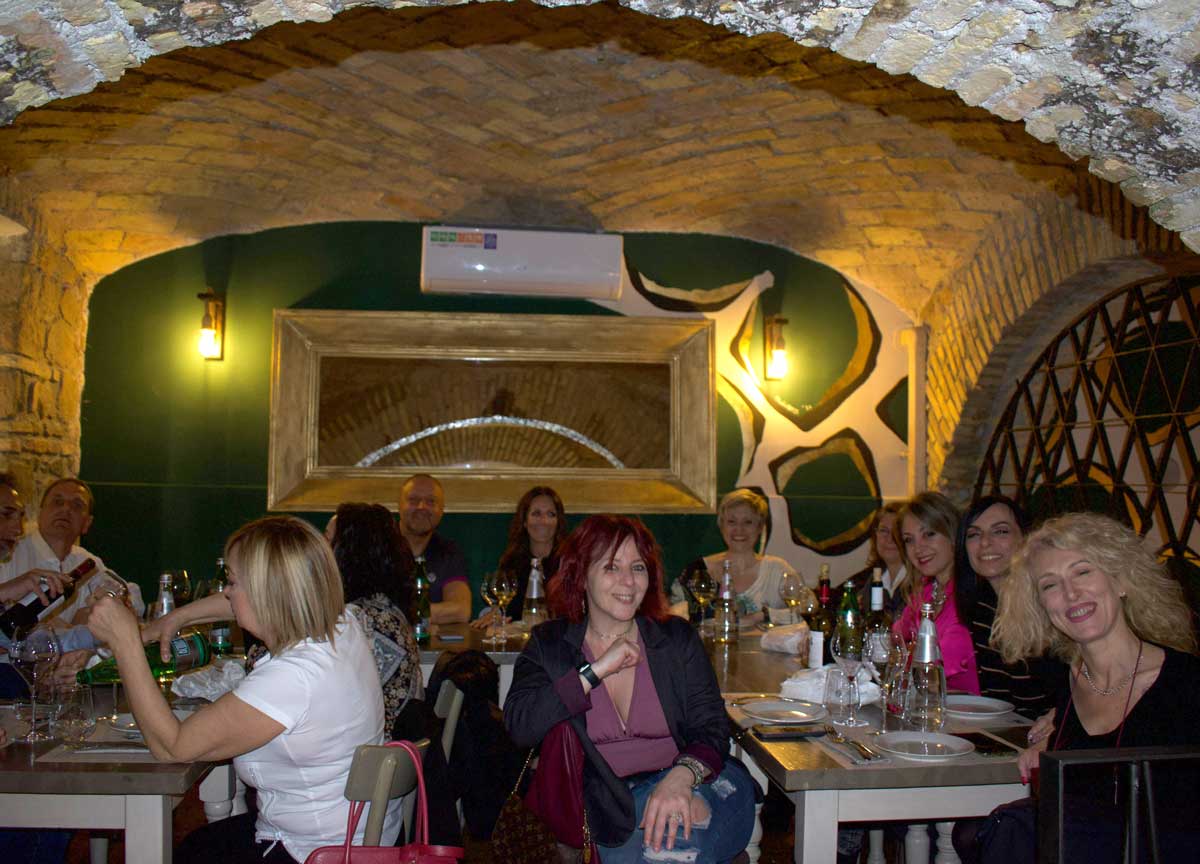 Metti una sera a cena con 40 sconosciuti: via dai social, mega gruppo su wap