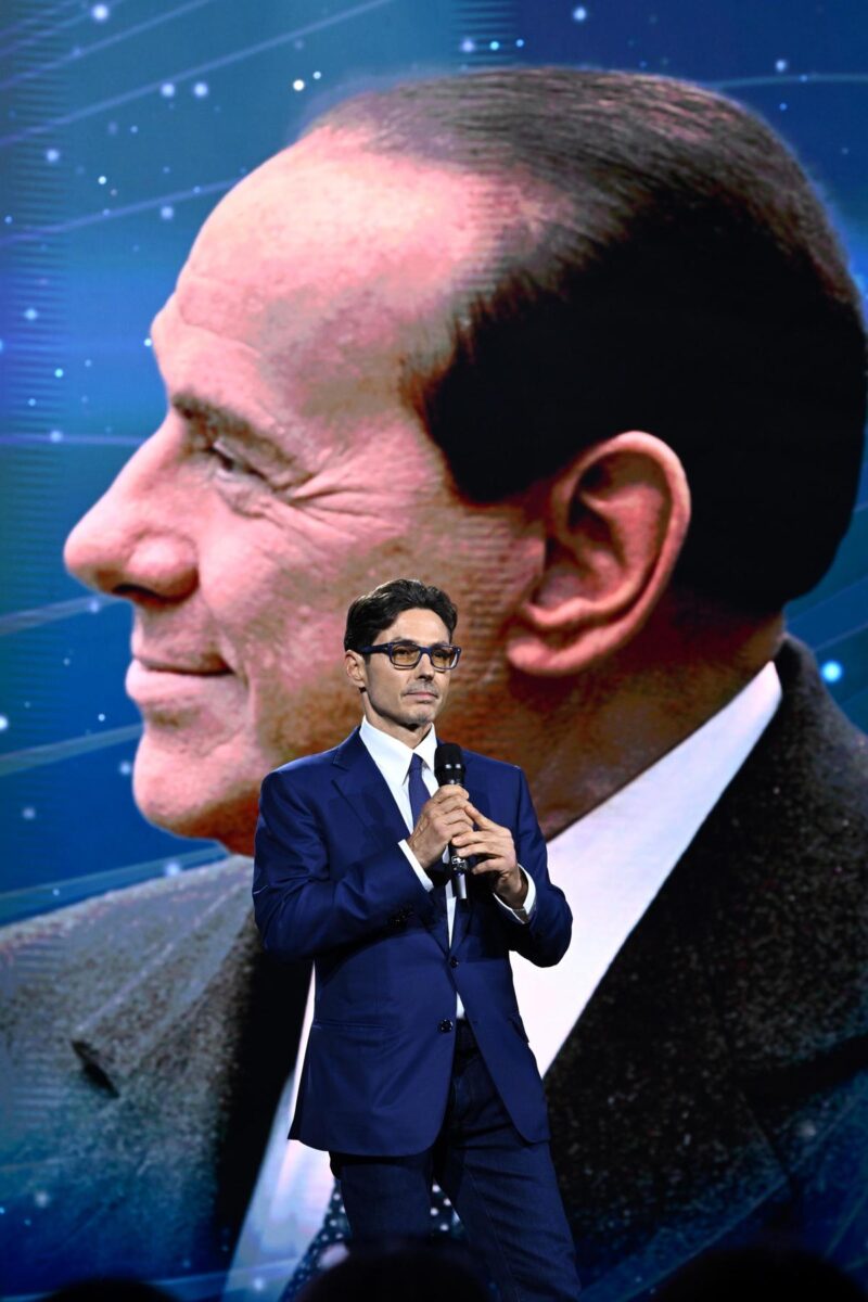 Mediaset ricorda Silvio Berlusconi a un anno dalla scomparsa: “Tutti Insieme. Insieme al nostro Fondatore” Mediaset ricorda Silvio Berlusconi a un anno dalla scomparsa: “Tutti Insieme. Insieme al nostro Fondatore”
