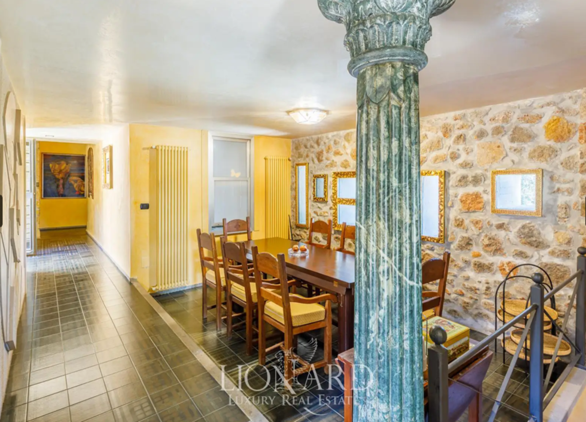 Carrà, in vendita mega-villa all’Argentario. Prezzo (quasi) accessibile. FOTO