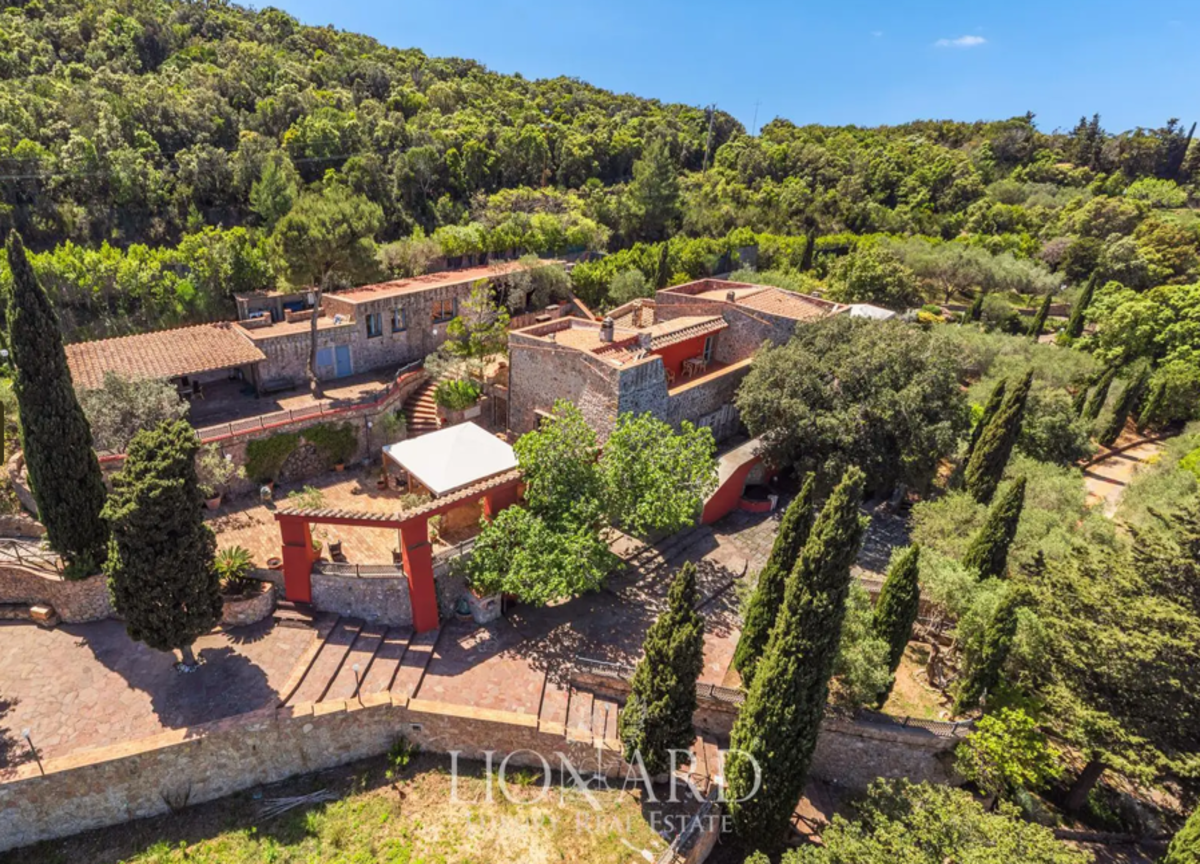 Carrà, in vendita mega-villa all’Argentario. Prezzo (quasi) accessibile. FOTO
