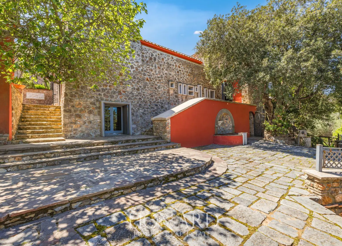 Carrà, in vendita mega-villa all’Argentario. Prezzo (quasi) accessibile. FOTO