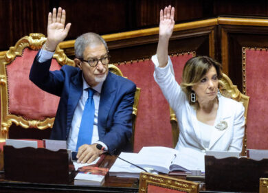 Premier eletto dal popolo: via libera del Senato. Bagarre in Aula