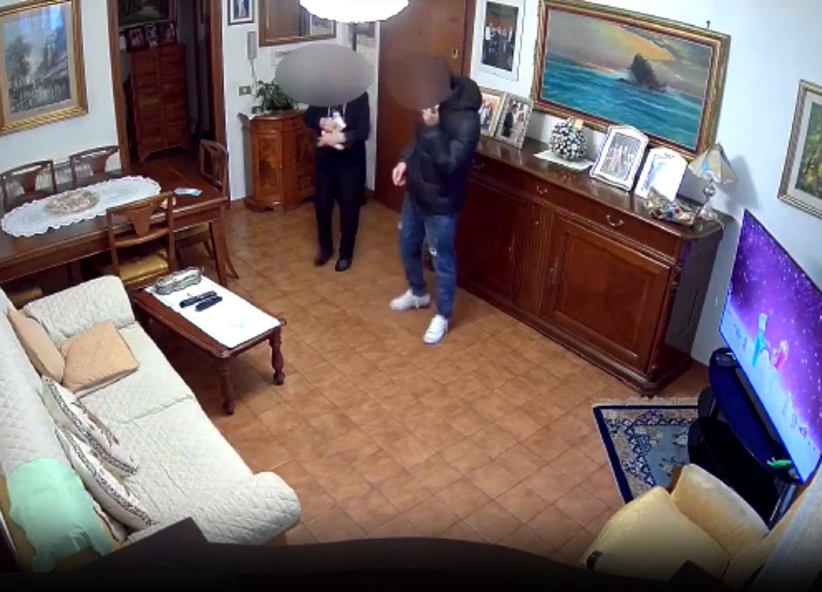 Roma sicura, ottantenni rapinati in casa: soldi e gioielli per 300 mila euro Roma sicura, ottantenni rapinati in casa: soldi e gioielli per 300 mila euro