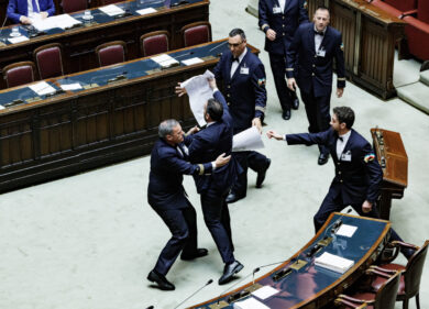 Autonomia, rissa alla Camera: Iezzi sospeso per 15 giorni, Donno per 4
