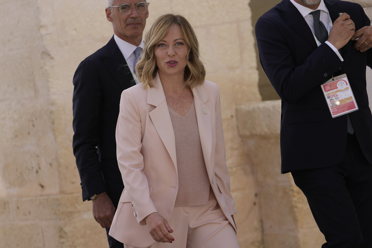 Aborto, Macron insiste e infiamma il G7. Meloni: “No a campagna elettorale” Aborto, Macron insiste e infiamma il G7. Meloni: “No a campagna elettorale”