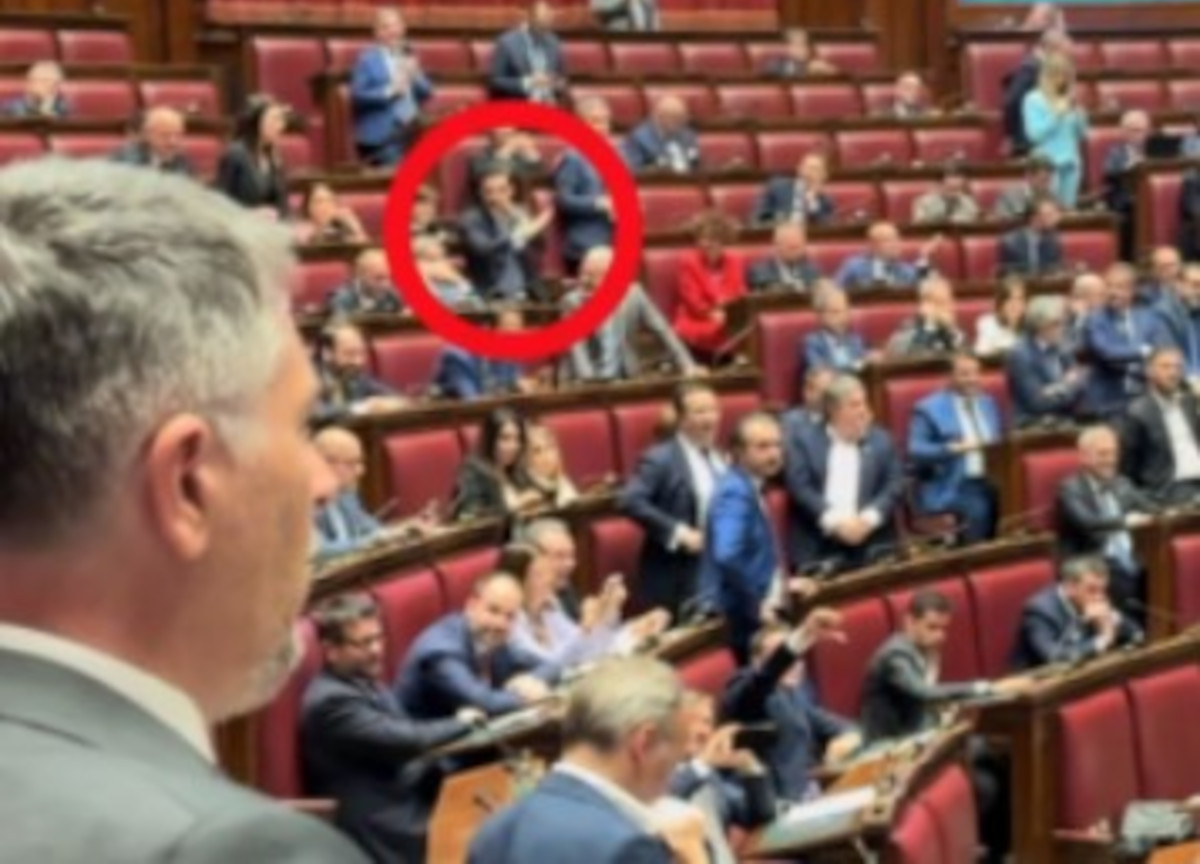 Camera, Fontana (col Var) caccia un leghista per il segno della Decima Mas