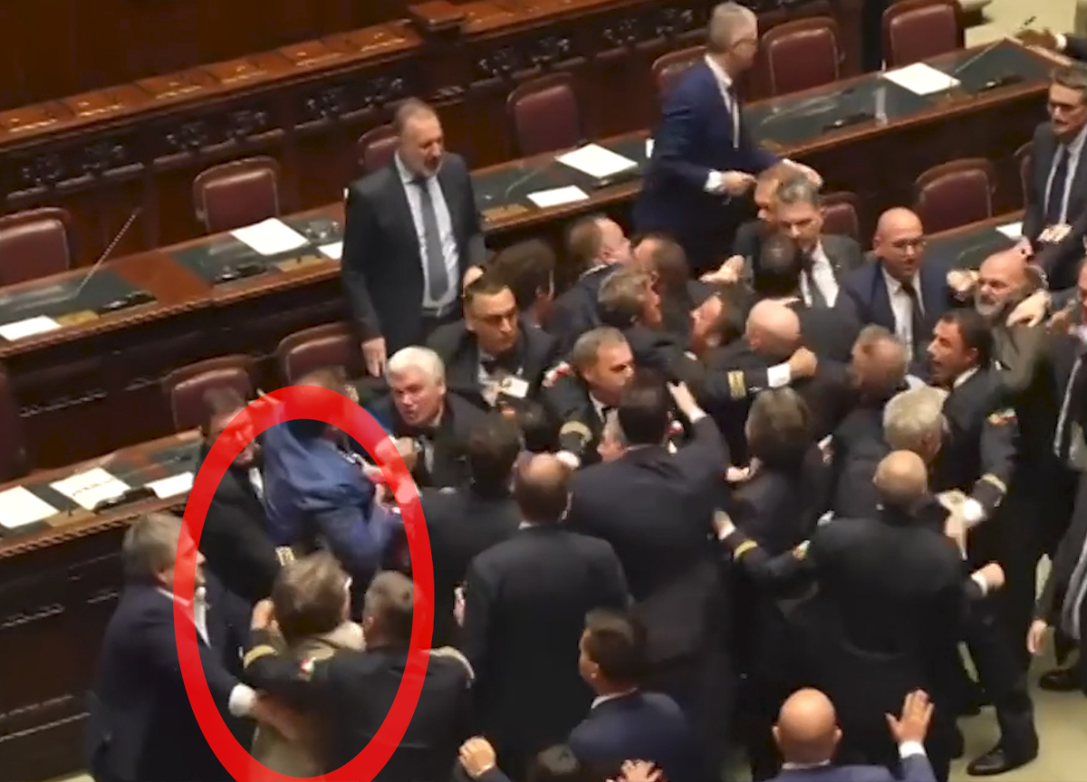 Camera, Fontana (col Var) caccia un leghista per il segno della Decima Mas