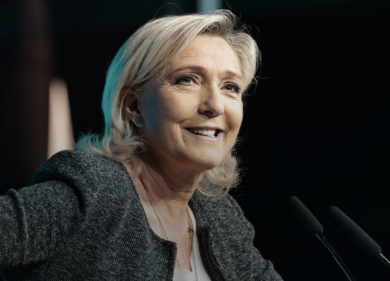 Francia, la nipote torna con zia Le Pen. Avanza sempre di più l’ultradestra