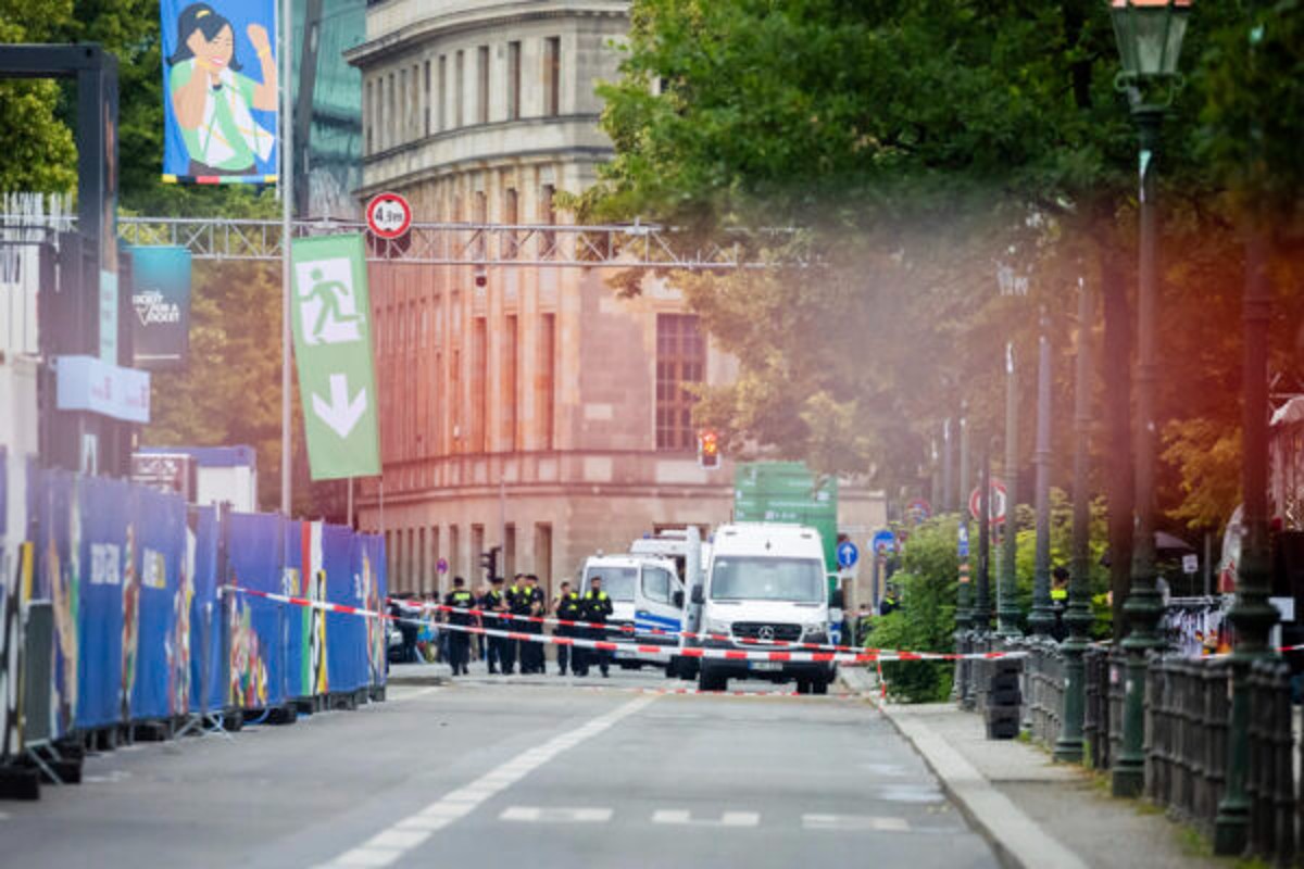 Europei, allarme terrorismo a Berlino. Evacuata una fan zone, un arresto Europei, allarme terrorismo a Berlino. Evacuata una fan zone, un arresto