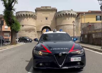 Rapinato e nascosto nella minicar dai coetanei: due 16enni vanno in comunità