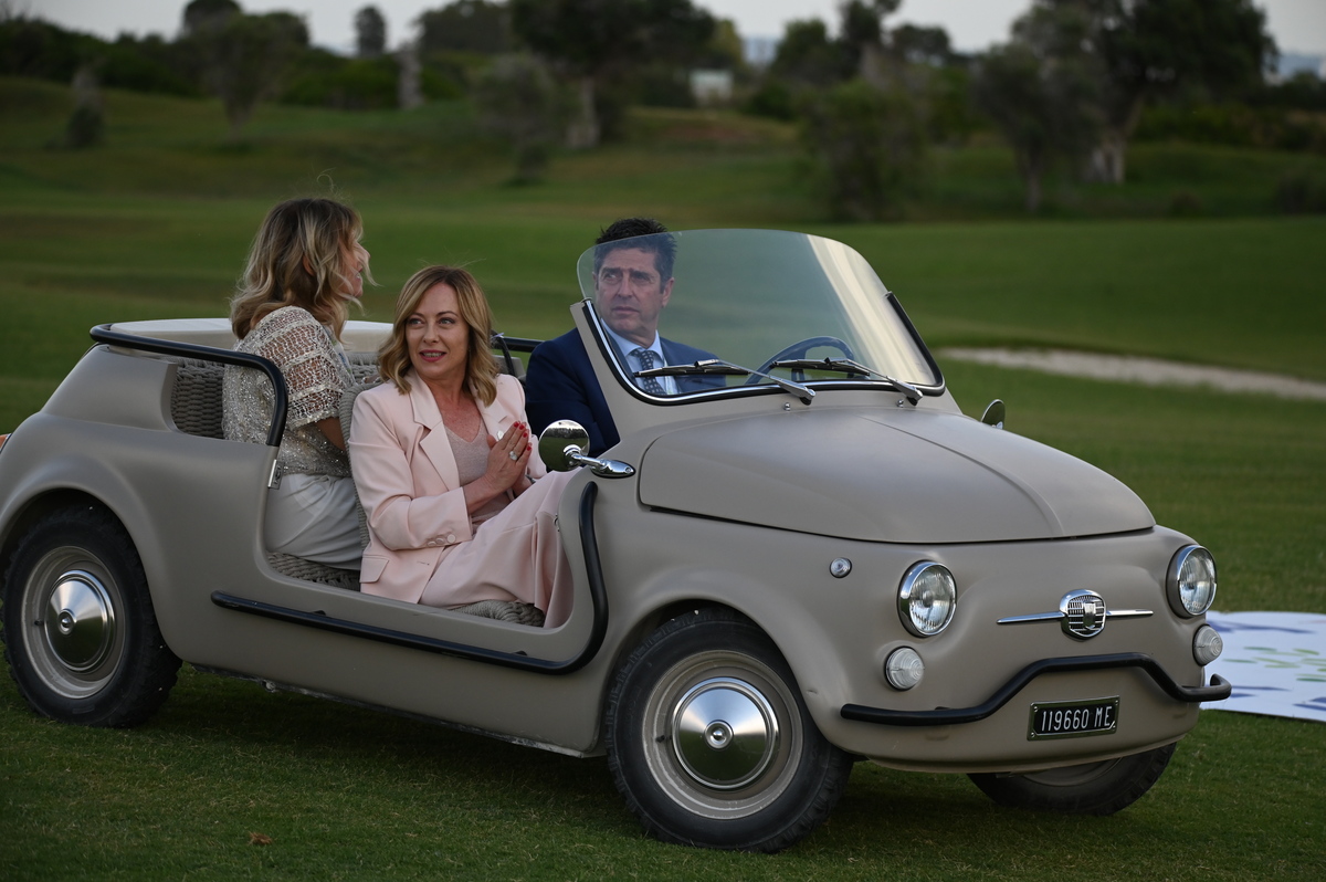 Meloni arriva al G7 a bordo di una “mini 500” ma rimuove il logo Fiat
