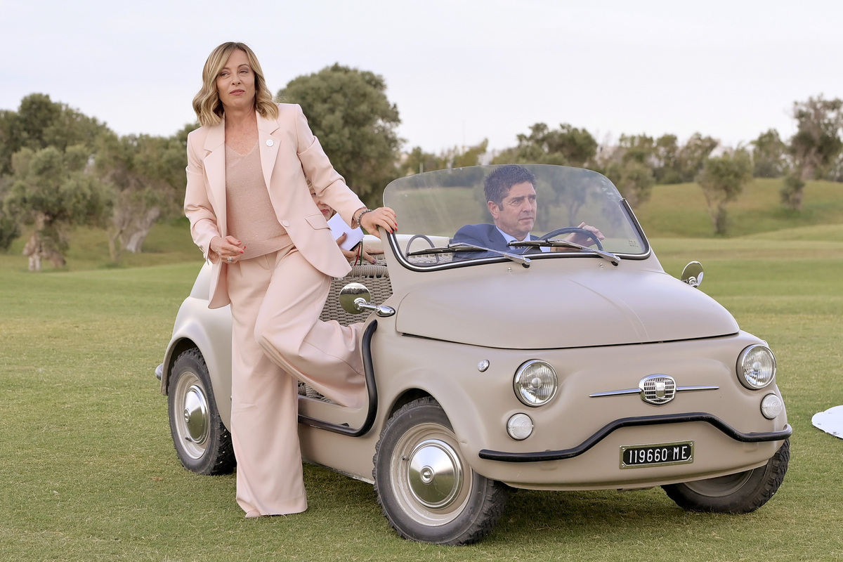 Meloni arriva al G7 a bordo di una “mini 500” ma rimuove il logo Fiat